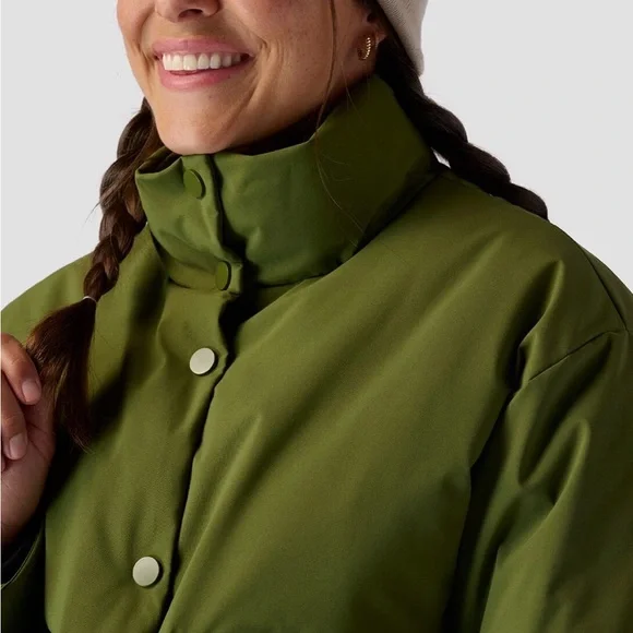 Never worn. Women’s Medium cropped boxy Green Puffer Jacket - Picture 3 of 4